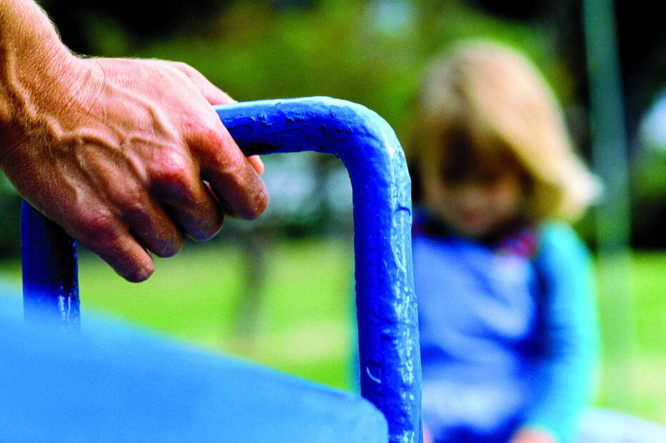 Crianças foram atacadas na rua por homem em liberdade condicional. O mais velho foi arrastado do parque onde brincava, perto de casa  