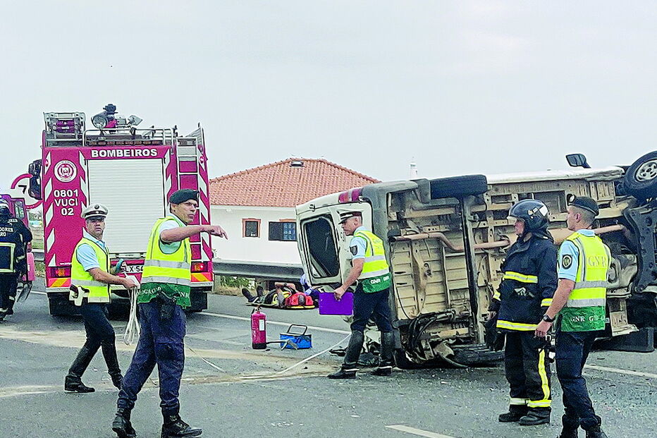 Oito feridos em colisão com camião do lixo em Faro