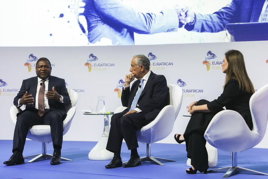 Filipe Nyusi e Marcelo Rebelo de Sousa durante conferência em Cascais