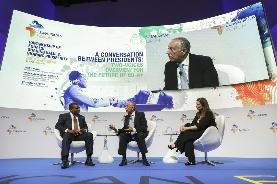 Filipe Nyusi e Marcelo Rebelo de Sousa durante conferência em Cascais