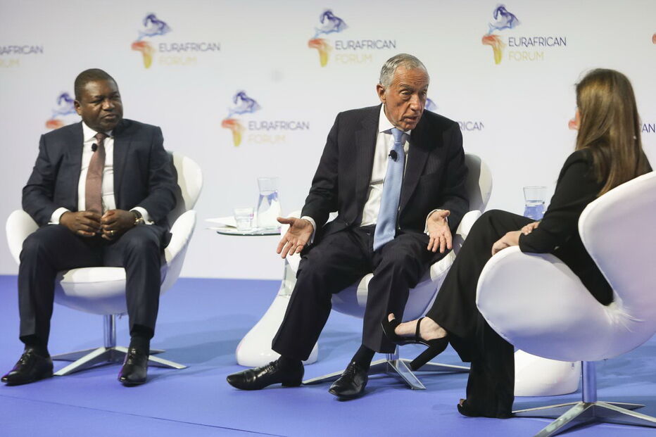 Filipe Nyusi e Marcelo Rebelo de Sousa durante conferência em Cascais