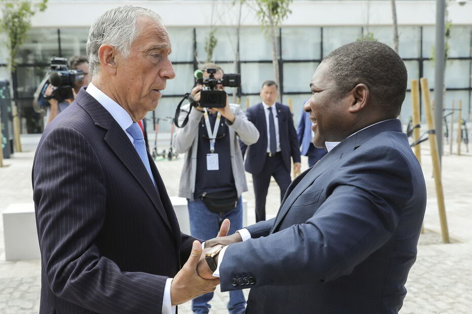 Filipe Nyusi e Marcelo Rebelo de Sousa durante conferência em Cascais