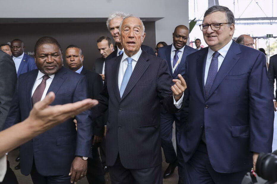 Filipe Nyusi acompanhado do presidente da República, Marcelo Rebelo de Sousa, e do Presidente do Banco Goldman Sachs International, Manuel Durão Barroso