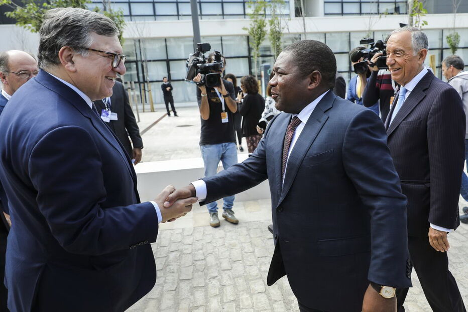 Manuel Durão Barroso ao lado de Filipe Nyusi