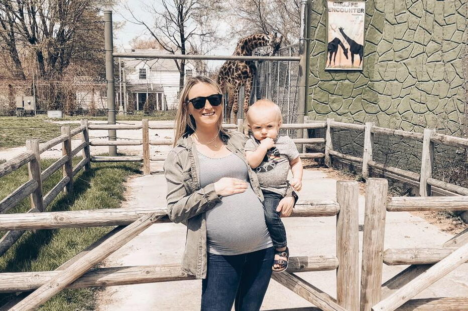 Ashley grávida de Piper com o filho mais velho ao colo