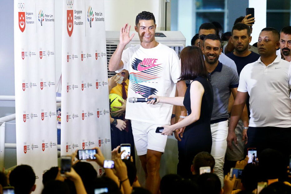 Ronaldo fez as delícias dos mais novos numa escola em Singapura