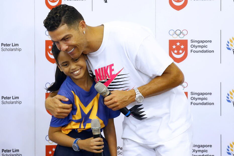 Ronaldo fez as delícias dos mais novos numa escola em Singapura