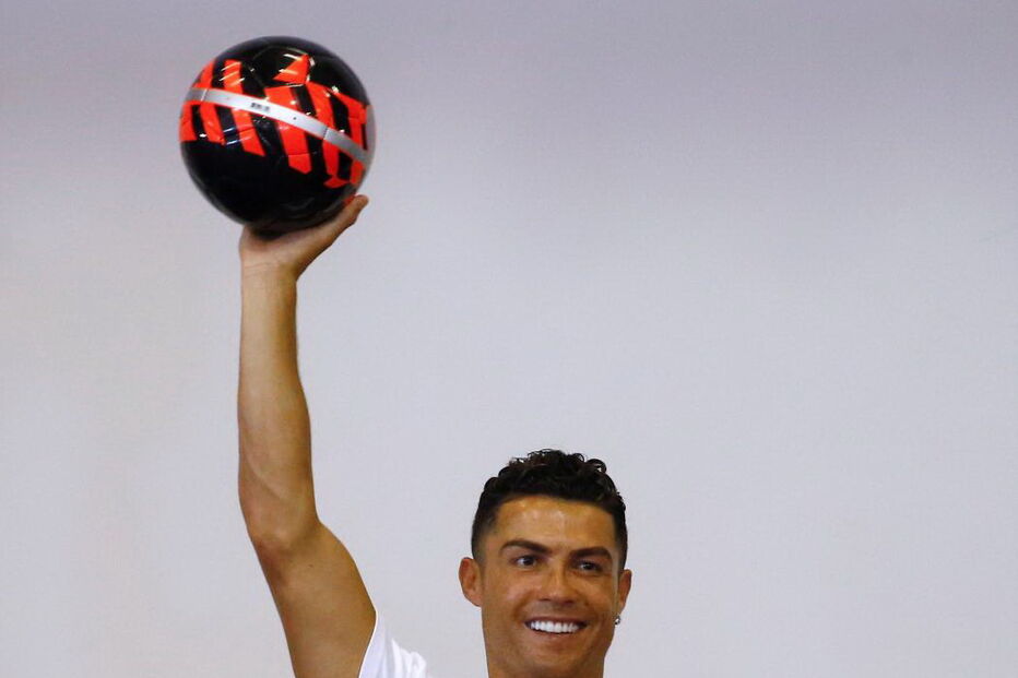 Ronaldo fez as delícias dos mais novos numa escola em Singapura