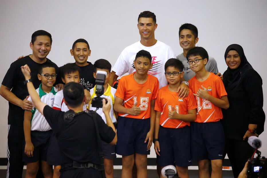 Ronaldo fez as delícias dos mais novos numa escola em Singapura