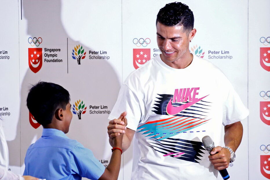 Ronaldo fez as delícias dos mais novos numa escola em Singapura