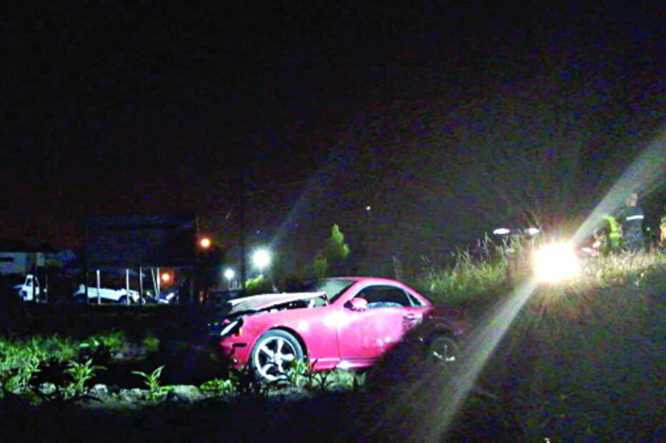 Carro de luxo despistou-se e só se imobilizou num campo agrícola      