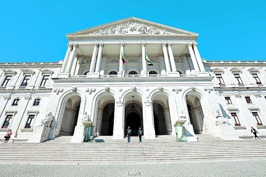 Parlamento empurra votação