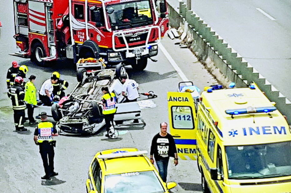 Carro capotou no meio da via 