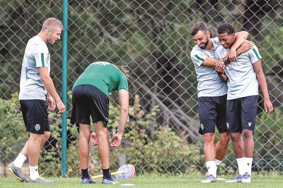 Bruno Fernandes regressou ao trabalho bem disposto e sorridente. Na foto está com o jovem Plata 