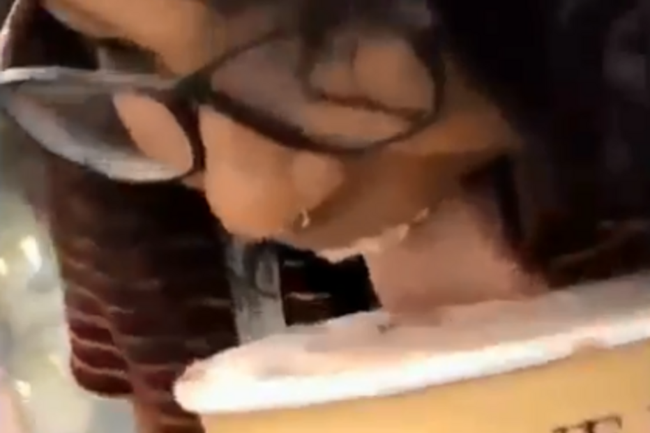 Lambeu gelado e voltou a colocá-lo em frigorífico de supermercado. Agora arrisca 20 anos de prisão