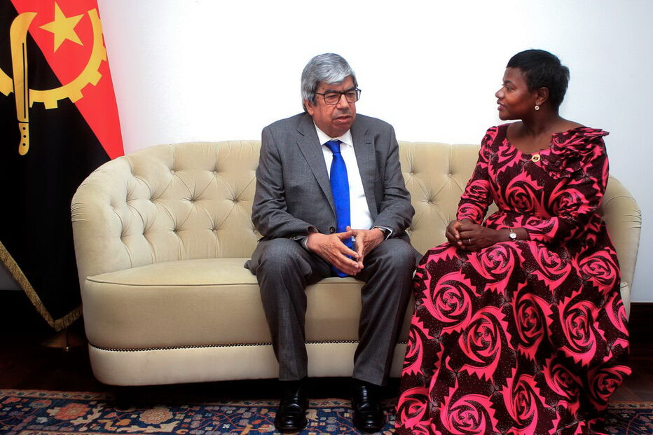 O presidente da Assembleia da República, Eduardo Ferro Rodrigues, conversa com a 1ª vice-presidente do parlamento angolano, Emília Carlota Dias