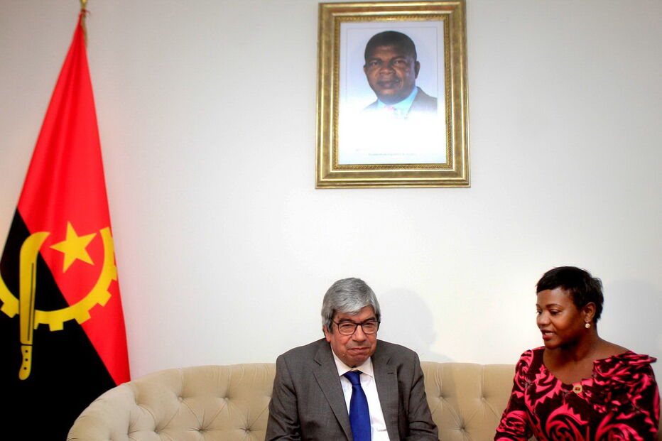 O presidente da Assembleia da República, Eduardo Ferro Rodrigues, conversa com a 1ª vice-presidente do parlamento angolano, Emília Carlota Dias