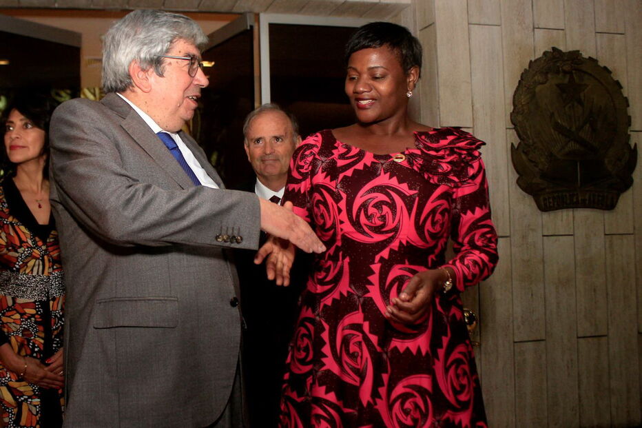 O presidente da Assembleia da República, Eduardo Ferro Rodrigues, conversa com a 1ª vice-presidente do parlamento angolano, Emília Carlota Dias