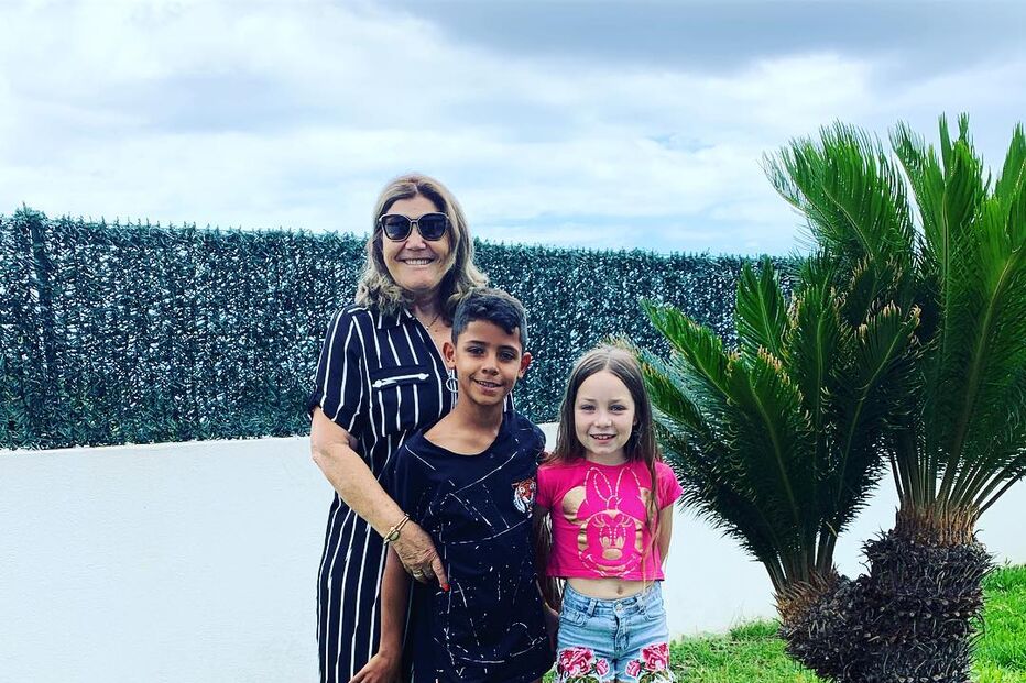 Dolores Aveiro com os netos 