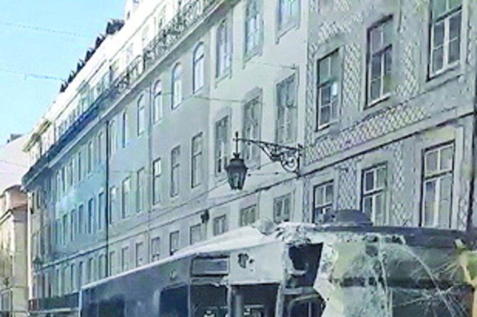 Autocarro ficou destruído pela colisão e por ter arrojado contra os prédios 