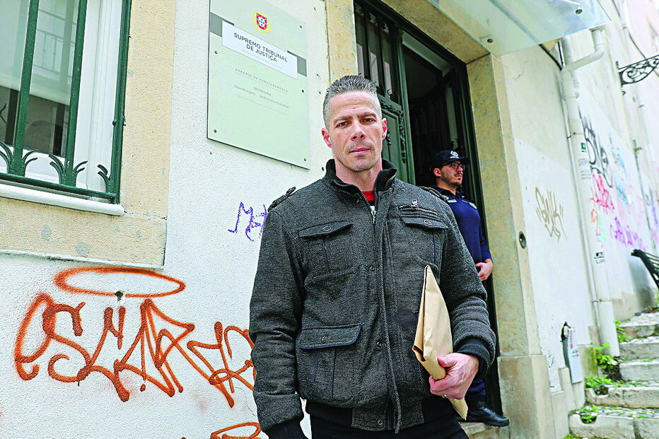 Hugo Ernano à porta do Supremo, onde a sua pena de prisão foi suspensa 