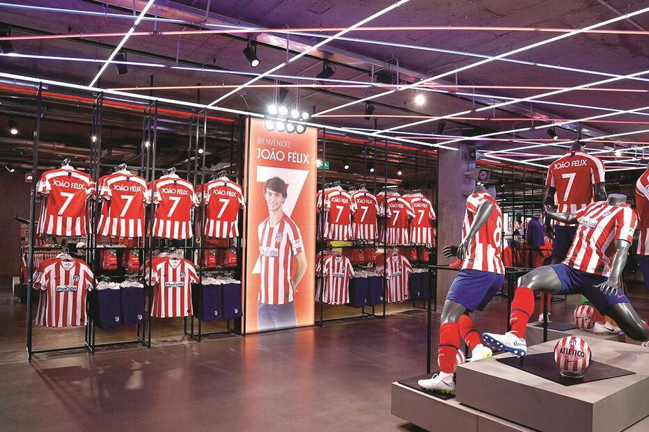 Loja do Atl. Madrid com a camisola 7 em destaque 