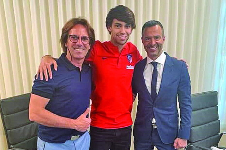 João Félix entre os empresários Moreira de Sá e Jorge Mendes, numa foto 