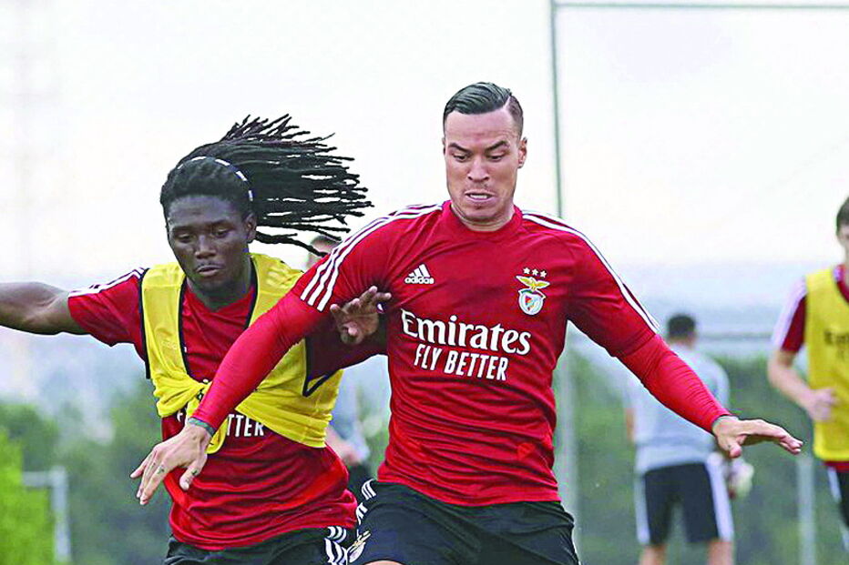 Raul de Tomas disputa a bola com David Tavares durante  o treino 