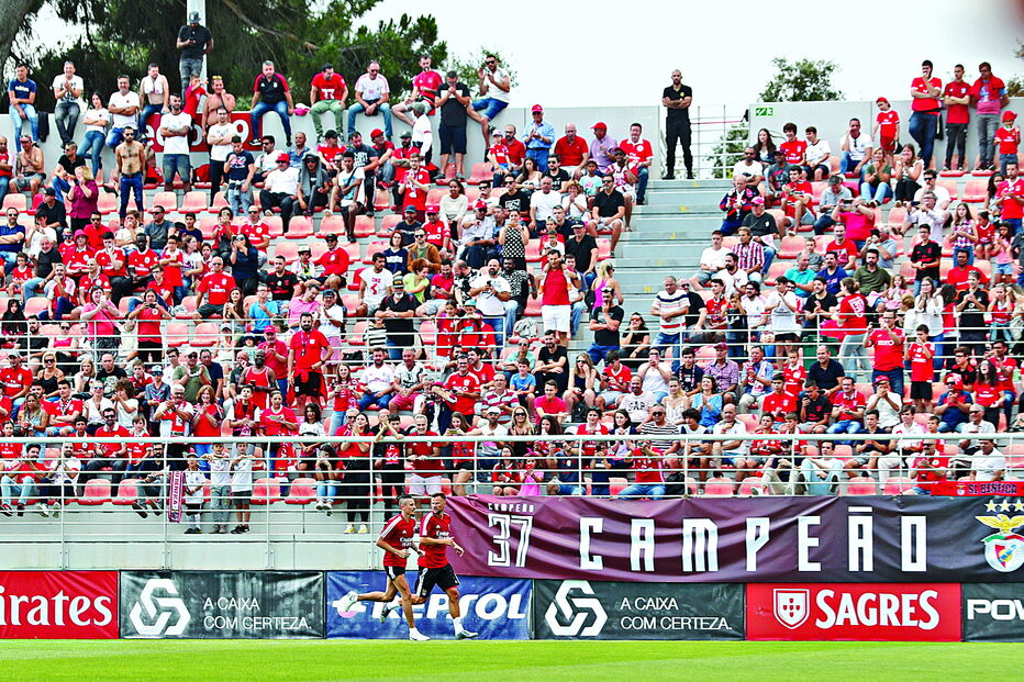 Milhares de adeptos saúdam campeões benfiquistas e reforços no Seixal