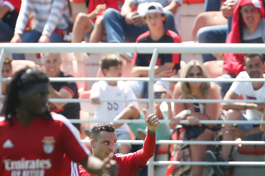 Milhares de adeptos saúdam campeões benfiquistas e reforços no Seixal