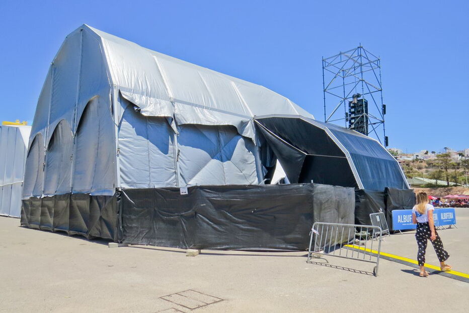 Cerca de uma dezena de jovens envolveu-se numa troca de agressões a cerca de 100 metros do palco 