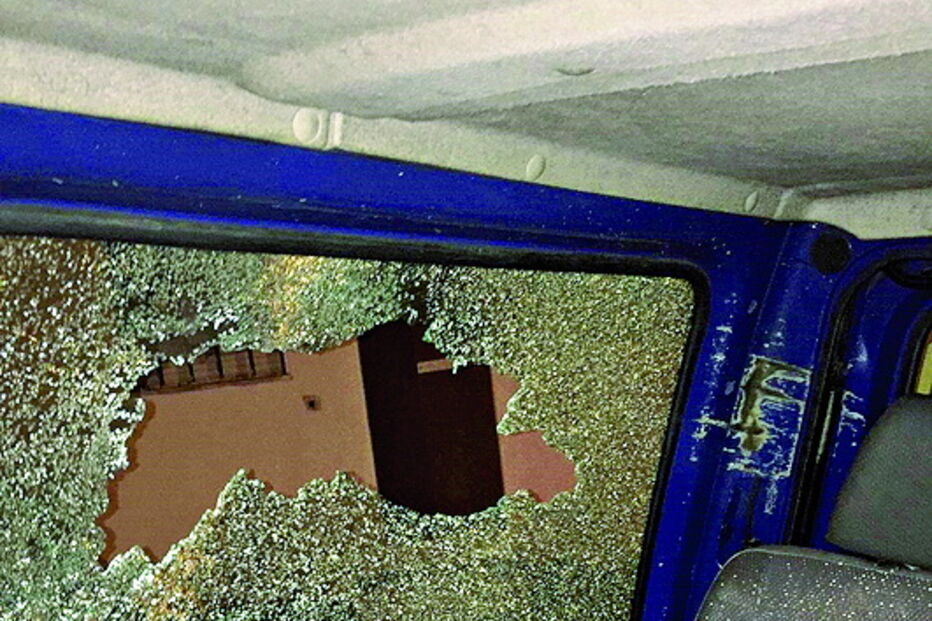 Carrinha da PSP sofreu diversos danos. Dois agentes ficaram feridos  