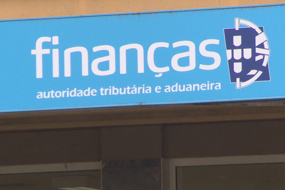 Fisco penhora 362 mil vencimentos e pensões