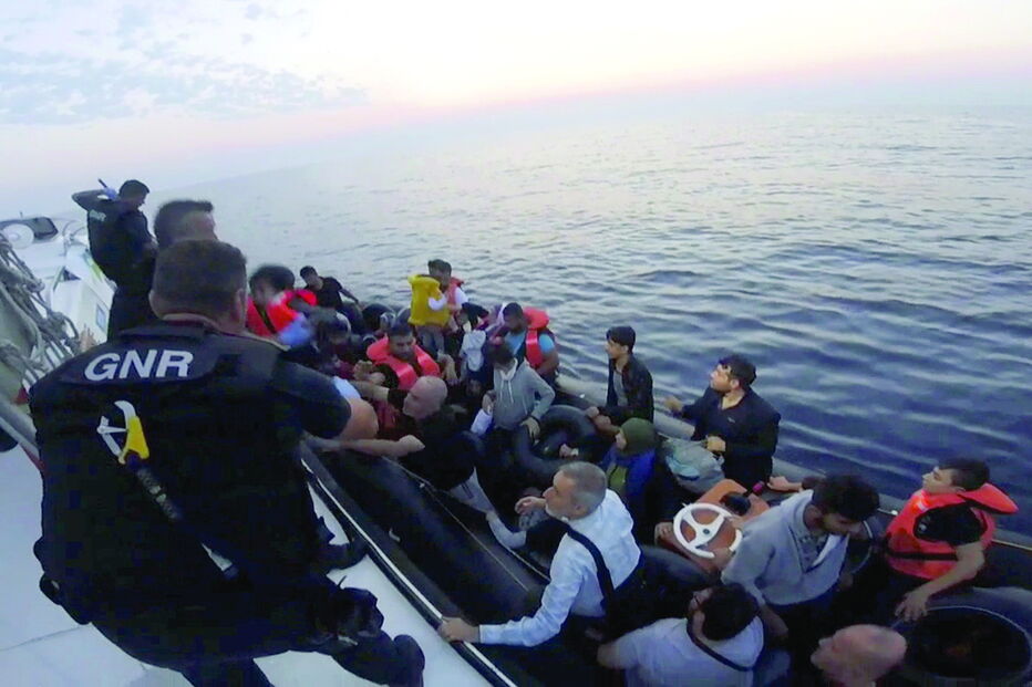 Militares têm realizado vários resgates no mar Egeu em missões ao serviço da agência Frontex