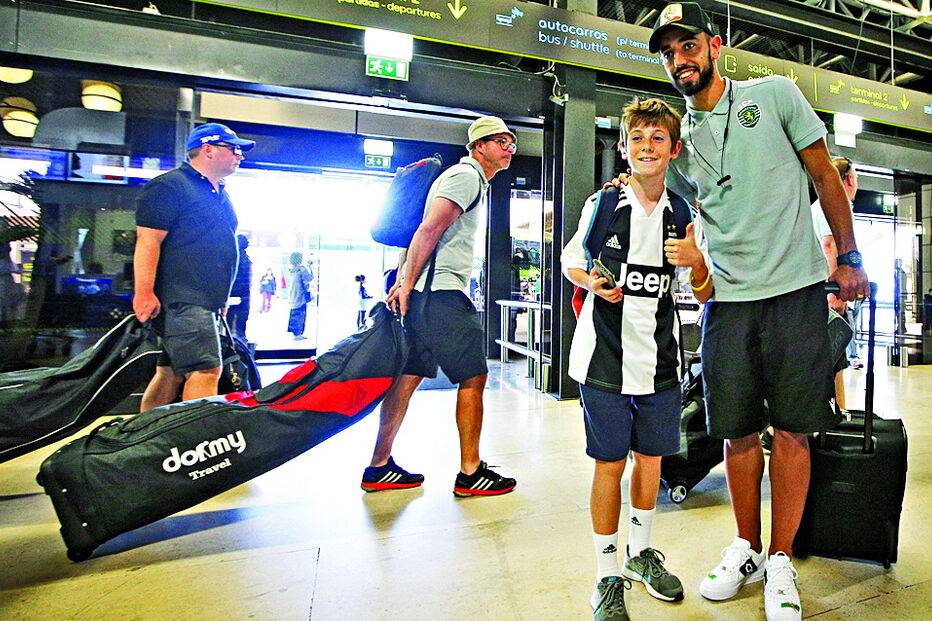 Bruno Fernandes posou ontem no Aeroporto de Lisboa com um jovem adepto da Juventus