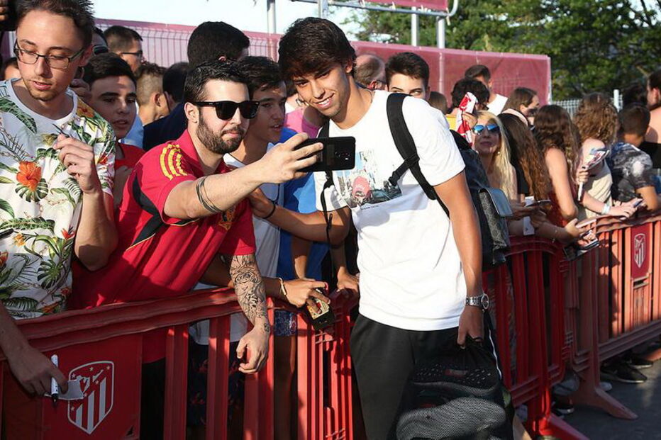 João Félix assinou os primeiros autógrafos, no dia em que integrou o estágio do Atlético de Madrid 