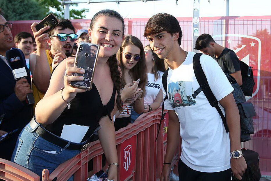 João Félix assinou os primeiros autógrafos, no dia em que integrou o estágio do Atlético de Madrid 