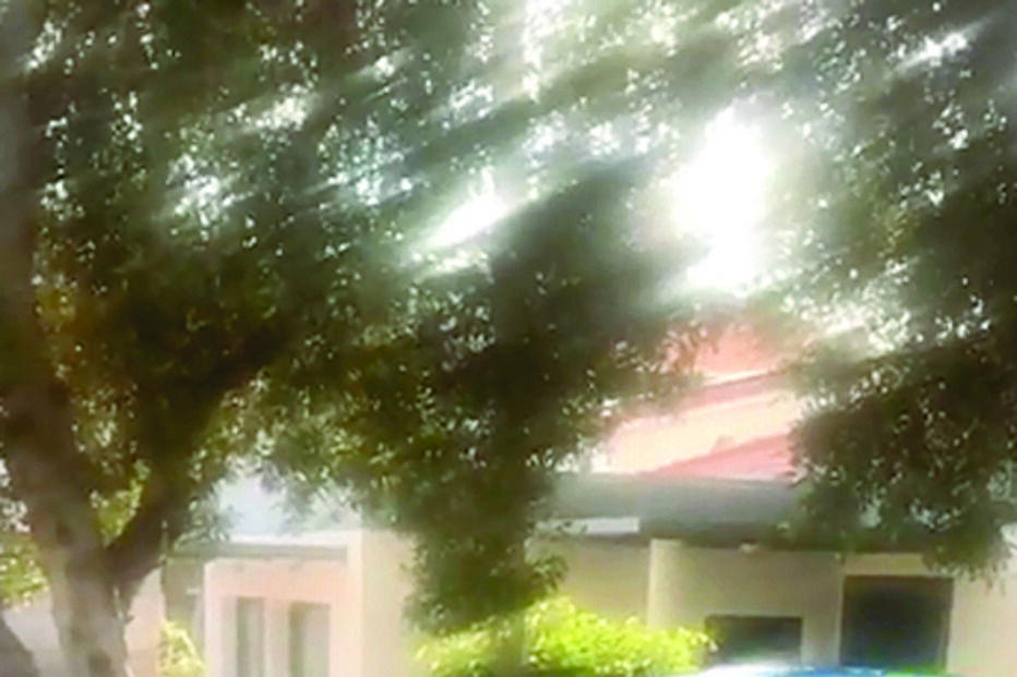 Cristianinho conduz carro elétrico