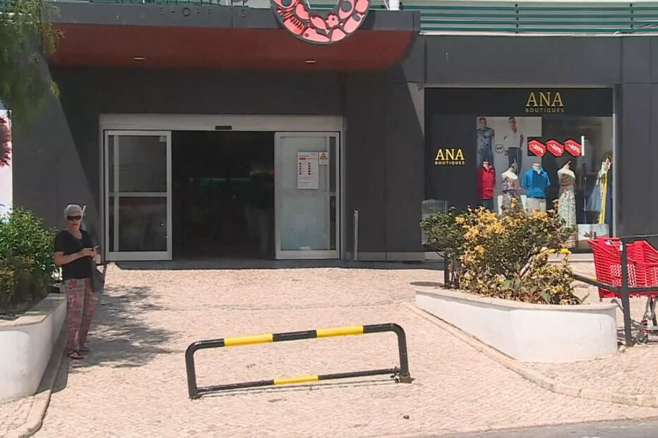 Quatro encapuzados assaltam loja do Albufeira Shopping e fogem a pé