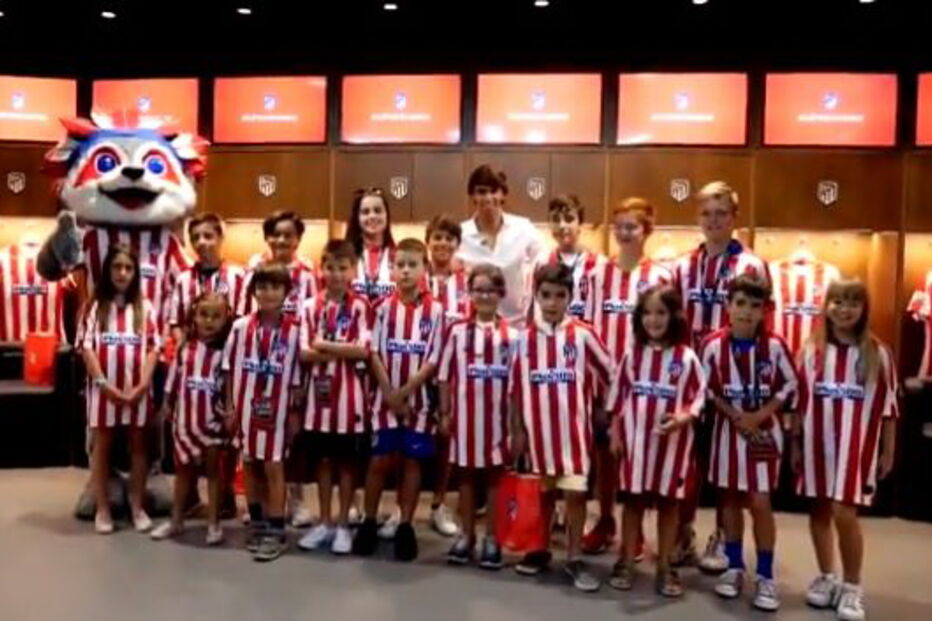 João Félix surpreende crianças sócias do Atlético de Madrid e distribui presentes