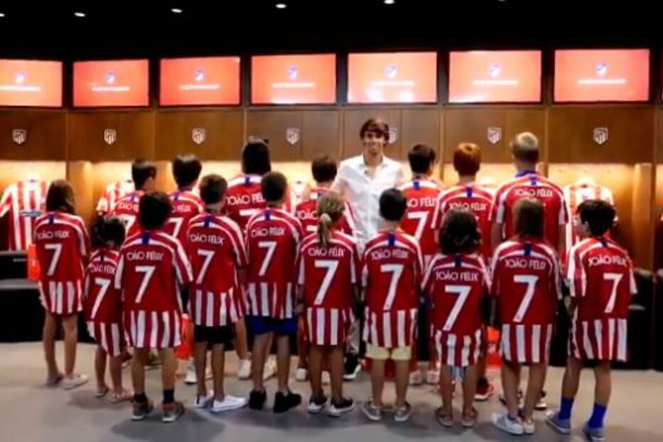 João Félix surpreende crianças sócias do Atlético de Madrid e distribui presentes