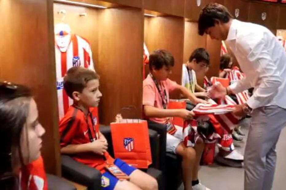 João Félix surpreende crianças sócias do Atlético de Madrid e distribui presentes
