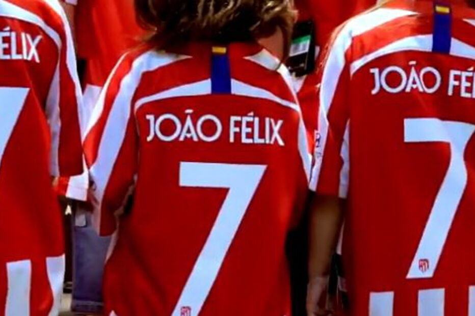 João Félix surpreende crianças sócias do Atlético de Madrid e distribui presentes