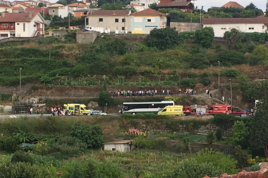 Três feridos em colisão entre carro e autocarro em Gondomar
