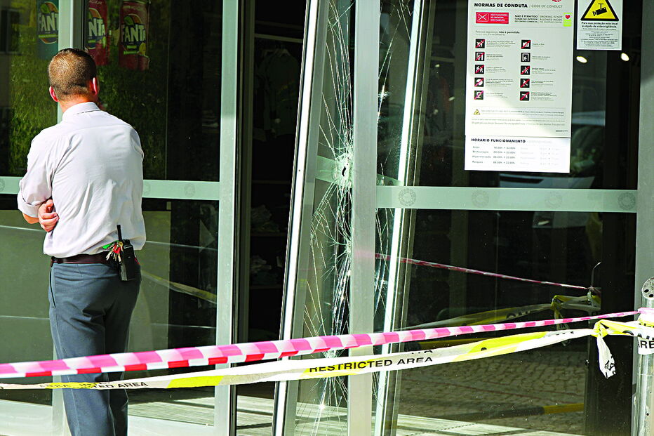 Grupo forçou a porta lateral do centro comercial Albufeira Shopping para chegar à loja da NOS, que assaltou