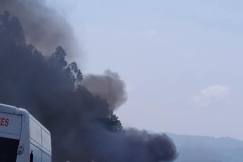 Porsche consumido pelas chamas na A11 em Guimarães 