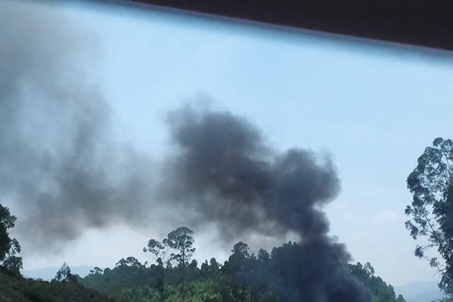 Porsche consumido pelas chamas na A11 em Guimarães 