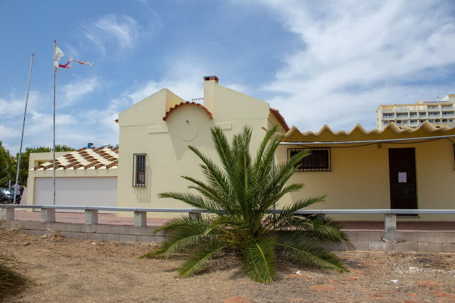 Cruz Vermelha admite dificuldade em conseguir assegurar todos os turnos previstos nos postos de saúde de praia   