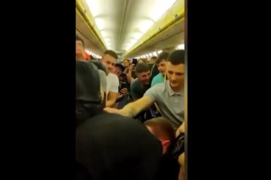 Grupo de 70 turistas vomita e causa estragos durante voo da Ryanair