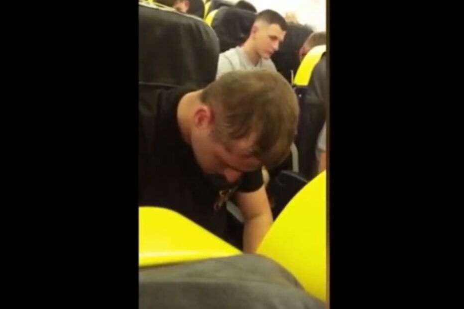 Grupo de 70 turistas vomita e causa estragos durante voo da Ryanair